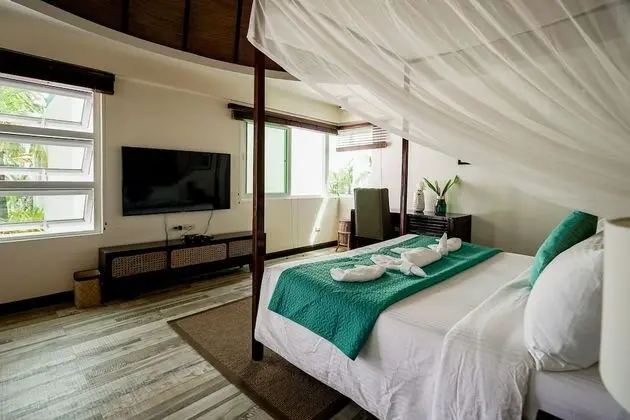 Luxury Oda, 1 En Büyük (King) Boy Yatak, Havuz Kullanımı, Denize Sıfır (Dome)