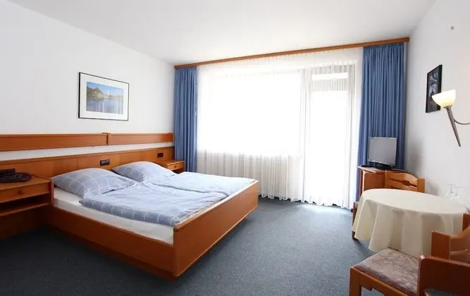 Tek Büyük Yataklı Oda, Balkon, Göl Manzaralı