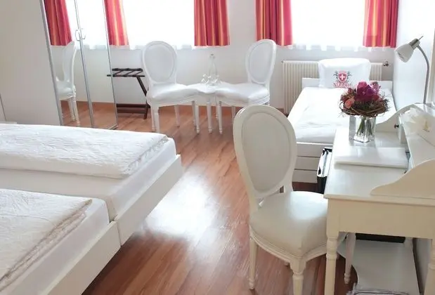 Üç Kişilik Oda