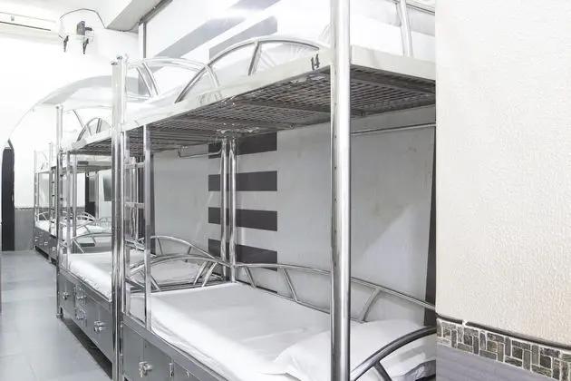 Ortak Ranzalı Oda, Sadece erkekler için, Ortak Banyo