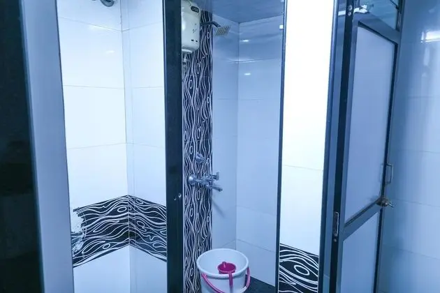 Ortak Ranzalı Oda, Sadece erkekler için, Ortak Banyo