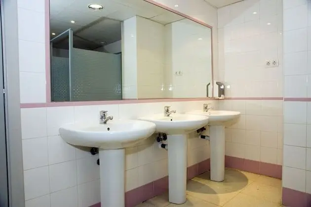 Üç Kişilik Oda, Ortak Banyo