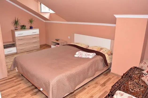 Design Tek Büyük Yataklı Oda, Ortak Banyo