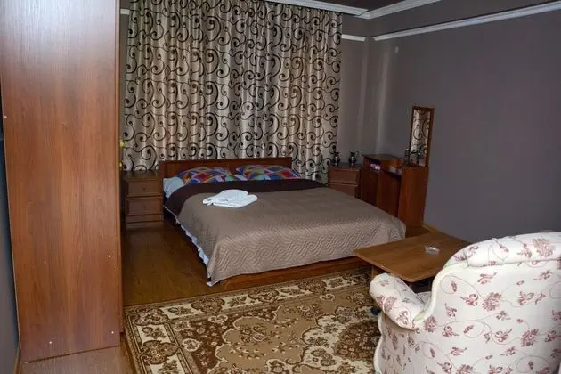 Design Tek Büyük Yataklı Oda, Ortak Banyo