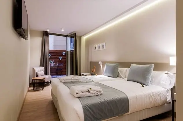 Tek Büyük Yataklı Oda, Teras, Zemin Kat (Interior courtyard view)