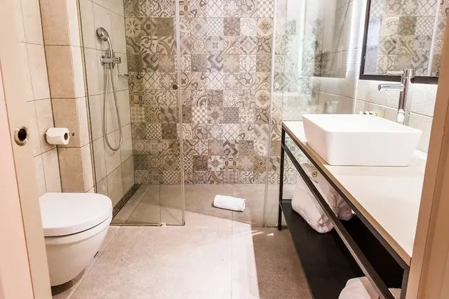 Tek Büyük Yataklı Oda, Teras, Zemin Kat (Interior courtyard view)