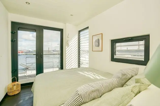 Family Ev (Houseboat 3)