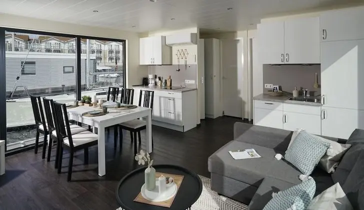 Family Ev (Houseboat 3)