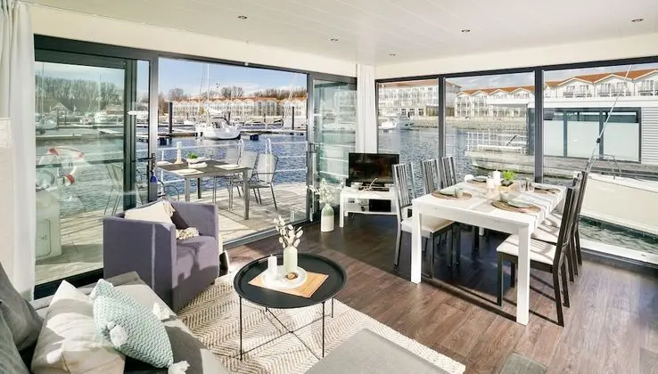 Family Ev (Houseboat 3)