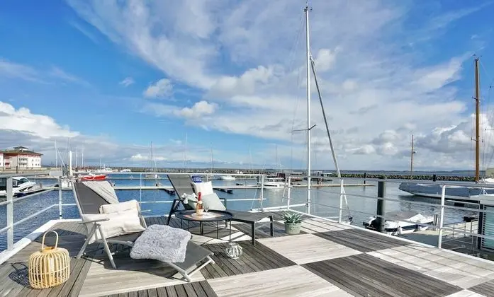 Family Ev (Houseboat 3)