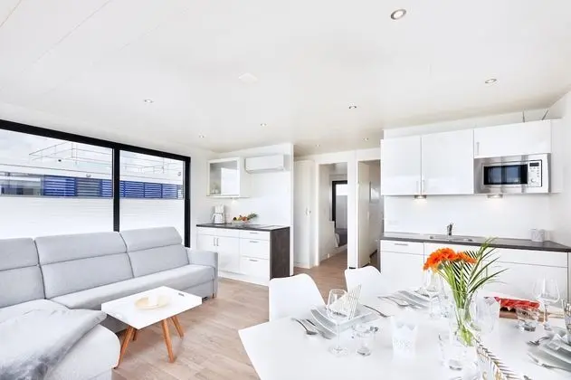 Family Ev (Houseboat 4)