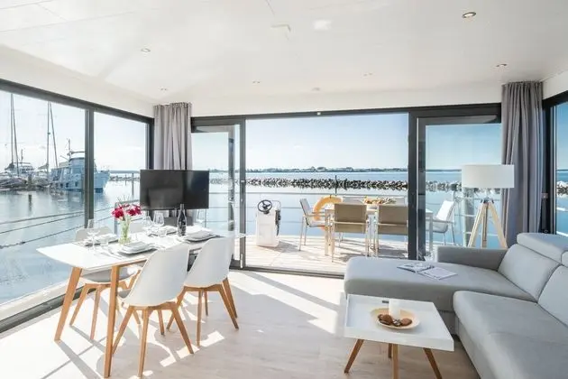 Family Ev (Houseboat 4)