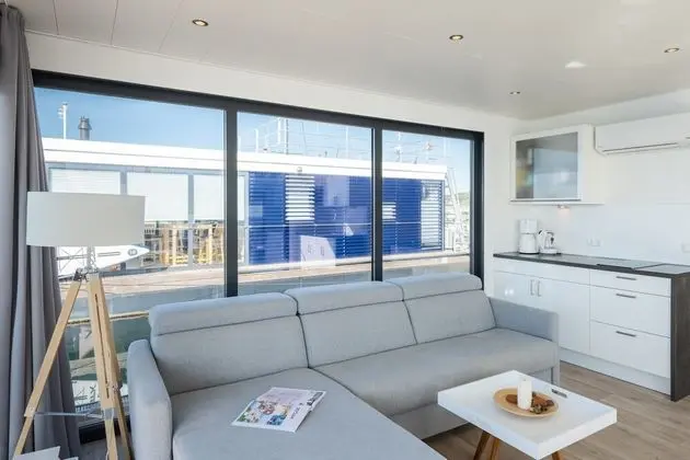 Family Ev (Houseboat 4)