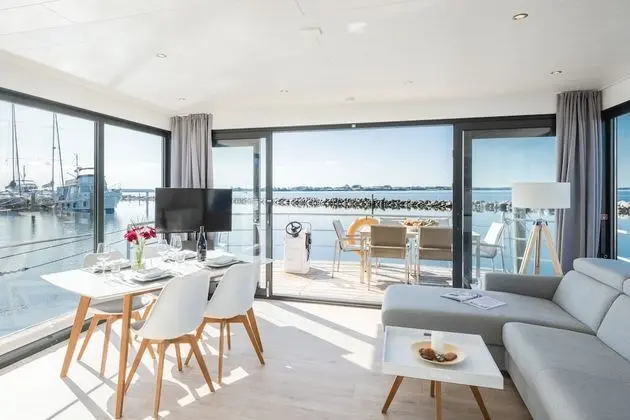 Family Ev (Houseboat 8)