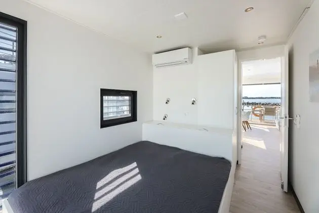 Family Ev (Houseboat 8)