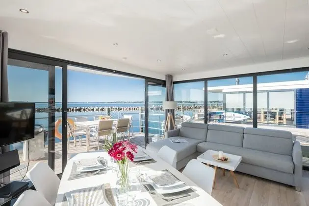 Family Ev (Houseboat 8)