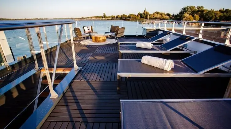 Floating-Bungalow #5