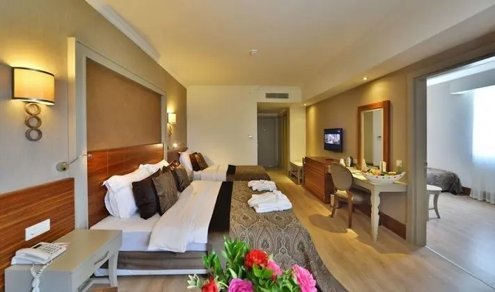 Family Room, Land View