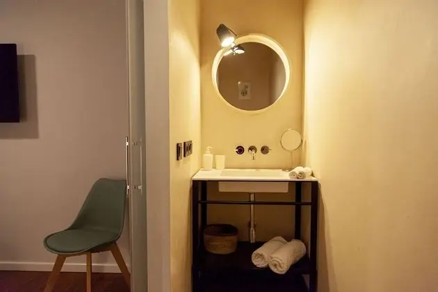 Standard Oda, 1 Büyük (Queen) Boy Yatak, Küçük Mutfak, Zemin Kat