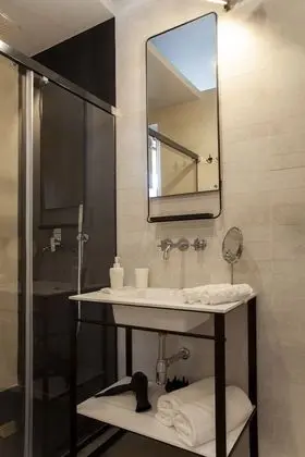 Deluxe Tek Büyük Yataklı Oda, Banyolu/Duşlu, Zemin Kat