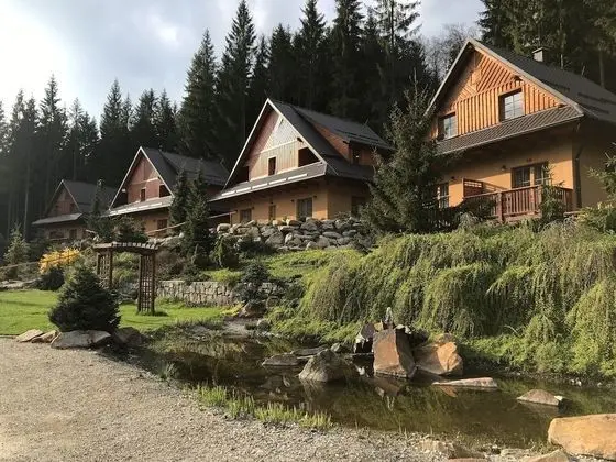 Deluxe Apart Daire, Ek Bina