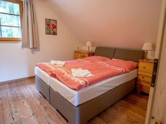 Deluxe Apart Daire, Ek Bina