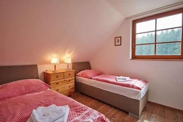 Deluxe Apart Daire, Ek Bina