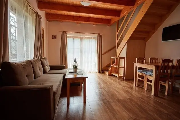 Deluxe Apart Daire, Ek Bina