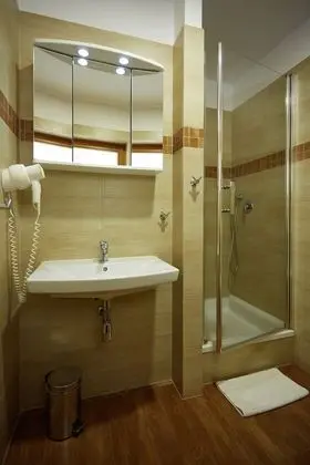 Deluxe Apart Daire, Ek Bina