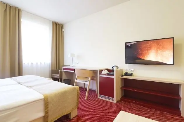 Tek Büyük Yataklı Oda (Swimming pool Access)