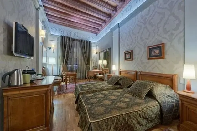 Deluxe Tek Büyük veya İki Ayrı Yataklı Oda