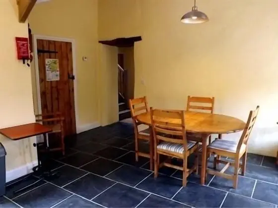 Kır Evi, Banyolu/Duşlu (The Dairy - Y Llaethdy)