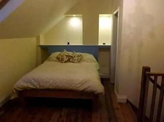 Kır Evi, Banyolu/Duşlu (The Parlour - Y Parlwr)