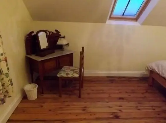 Kır Evi, Banyolu/Duşlu (The Parlour - Y Parlwr)