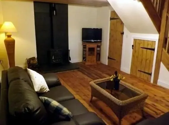 Kır Evi, Banyolu/Duşlu (The Parlour - Y Parlwr)