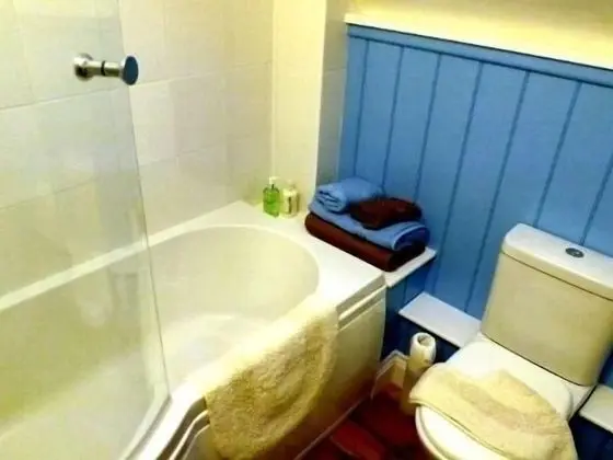 Kır Evi, Banyolu/Duşlu (The Parlour - Y Parlwr)