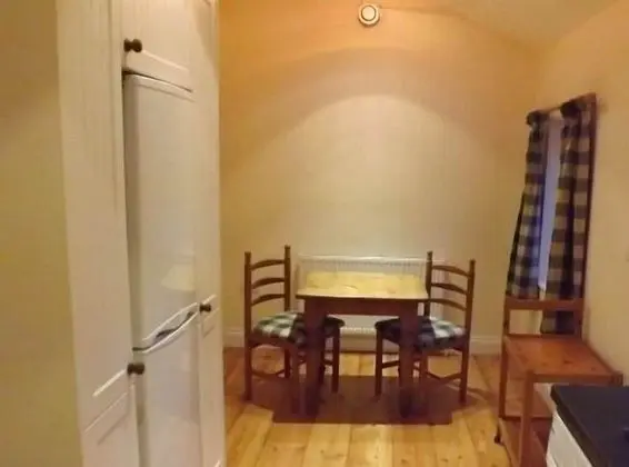 Kır Evi, Banyolu/Duşlu (The Parlour - Y Parlwr)