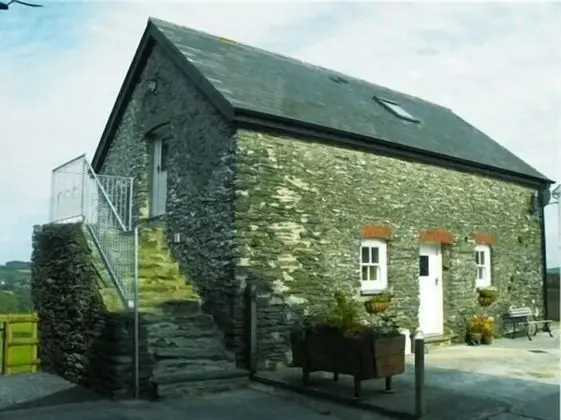 Kır Evi, Banyolu/Duşlu (The Stable - Y Stabl)