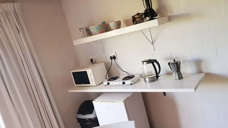 Tek Büyük Yataklı Oda, Küçük Mutfak, Dağ Manzaralı