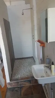 Tek Büyük Yataklı Oda, Küçük Mutfak, Dağ Manzaralı