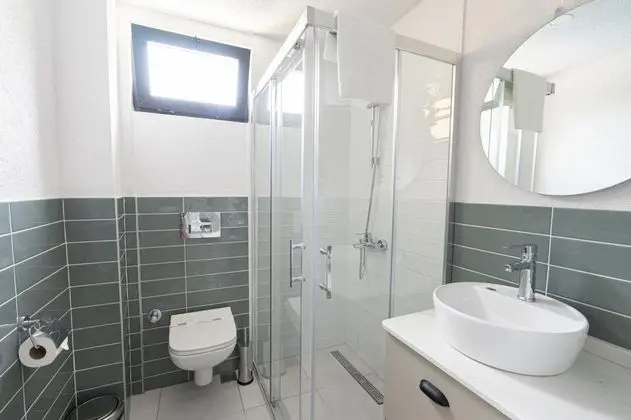 Pool Room, Havuz ve Bahçe Manzaralı, Balkonlu