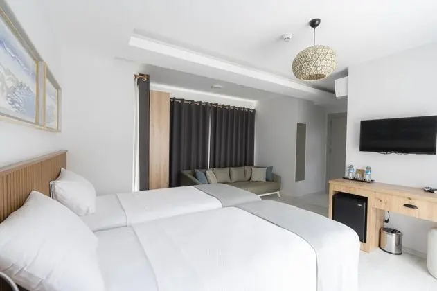 Pool Room, Havuz ve Bahçe Manzaralı, Balkonlu