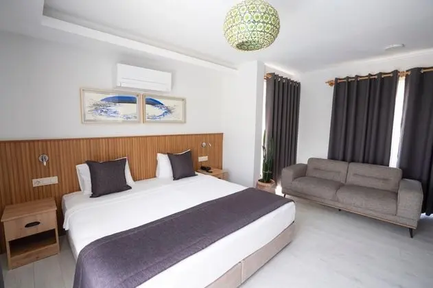 Pool Room, Havuz ve Bahçe Manzaralı, Balkonlu