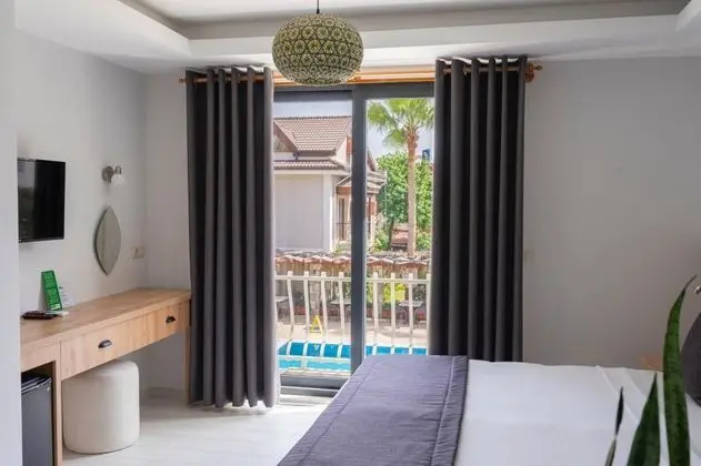 Pool Room, Havuz ve Bahçe Manzaralı, Balkonlu