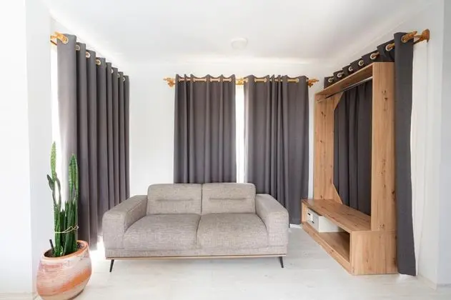 Pool Room, Havuz ve Bahçe Manzaralı, Balkonlu