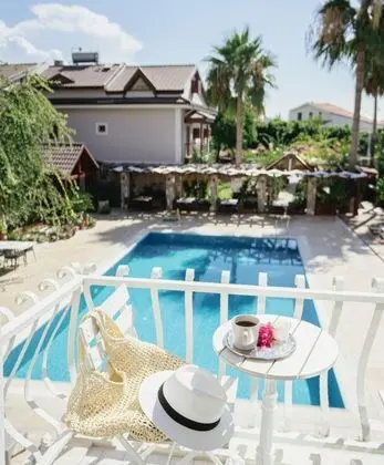 Pool Room, Havuz ve Bahçe Manzaralı, Balkonlu