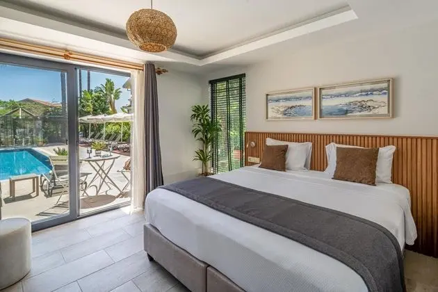 Pool Room, Havuz ve Bahçe Manzaralı, Balkonlu