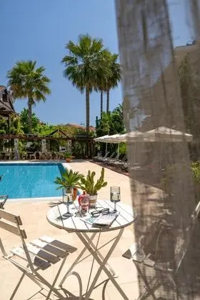Pool Room, Havuz ve Bahçe Manzaralı, Balkonlu