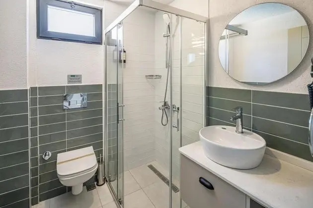 Pool Room, Havuz ve Bahçe Manzaralı, Balkonlu