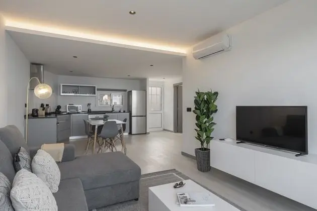 Basic Apart Daire, 1 Büyük (Queen) Boy Yatak ve Çekyat, Deniz Manzaralı